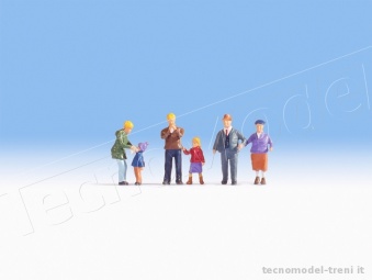 Noch 15930 Famiglia a passeggio con vestiti invernali