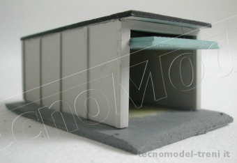 Simplon Model 415M Box garage in cemento con porta aperta montato e verniciato